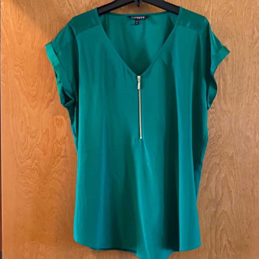 Vneck top with gold zipper